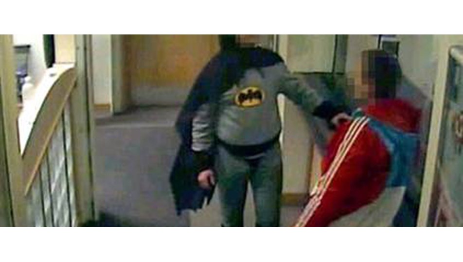 Batman arkadaşını teslim etti