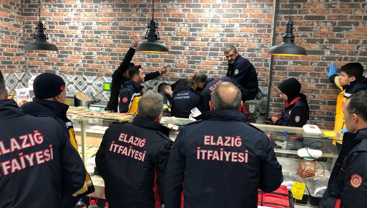 Elini kıyma makinesine kaptıran market çalışanını itfaiye ekipleri kurtardı Elini kıyma makinesine kaptıran market çalışanını itfaiye ekipleri kurtardı