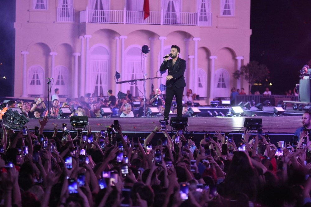 İzmir’de kurtuluş günü coşkusu: Tarkan konserine yüz binlerce kişi akın etti - 14
