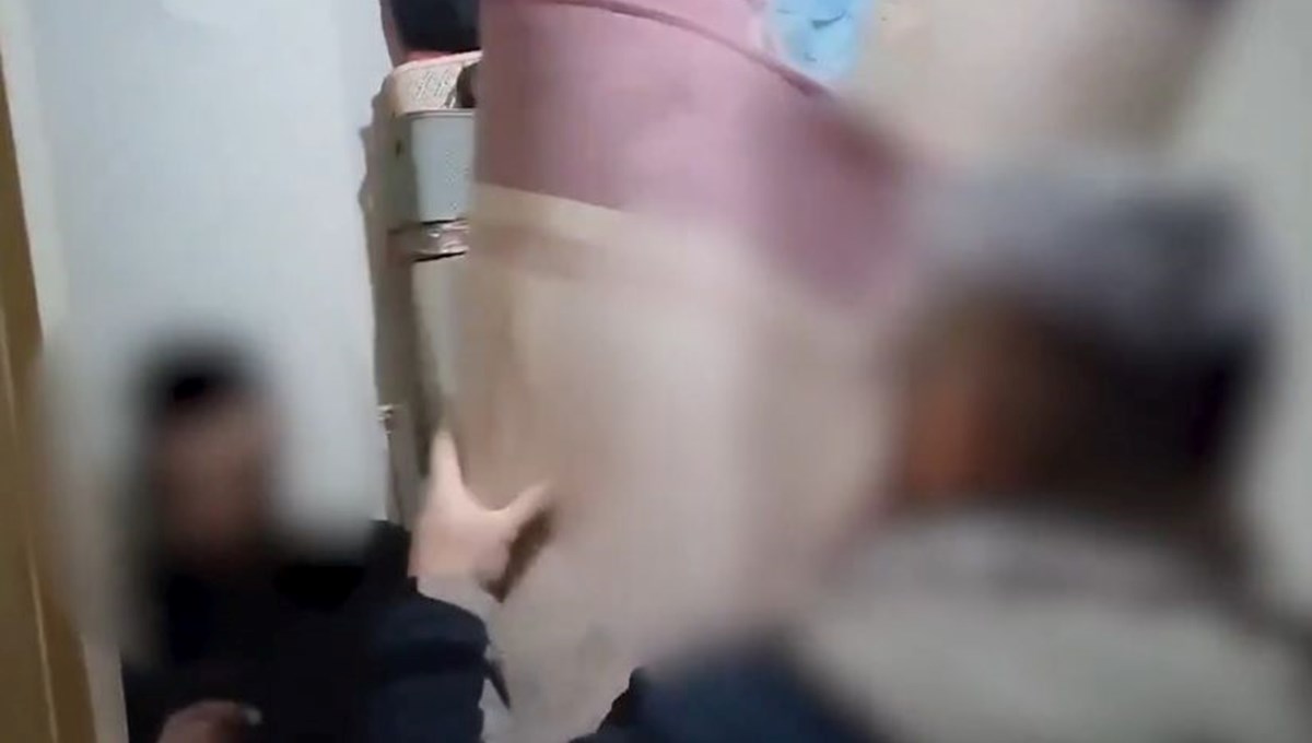 10 yıl hapis cezasıyla aranıyordu, halıların arkasında yakalandı 10 yıl hapis cezasıyla aranıyordu, halıların arkasında yakalandı