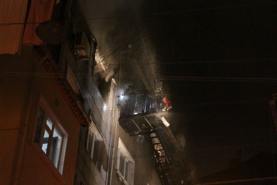 Beyoğlu'nda yabancı uyrukluların kaldığı binada korkutan yangın - 1