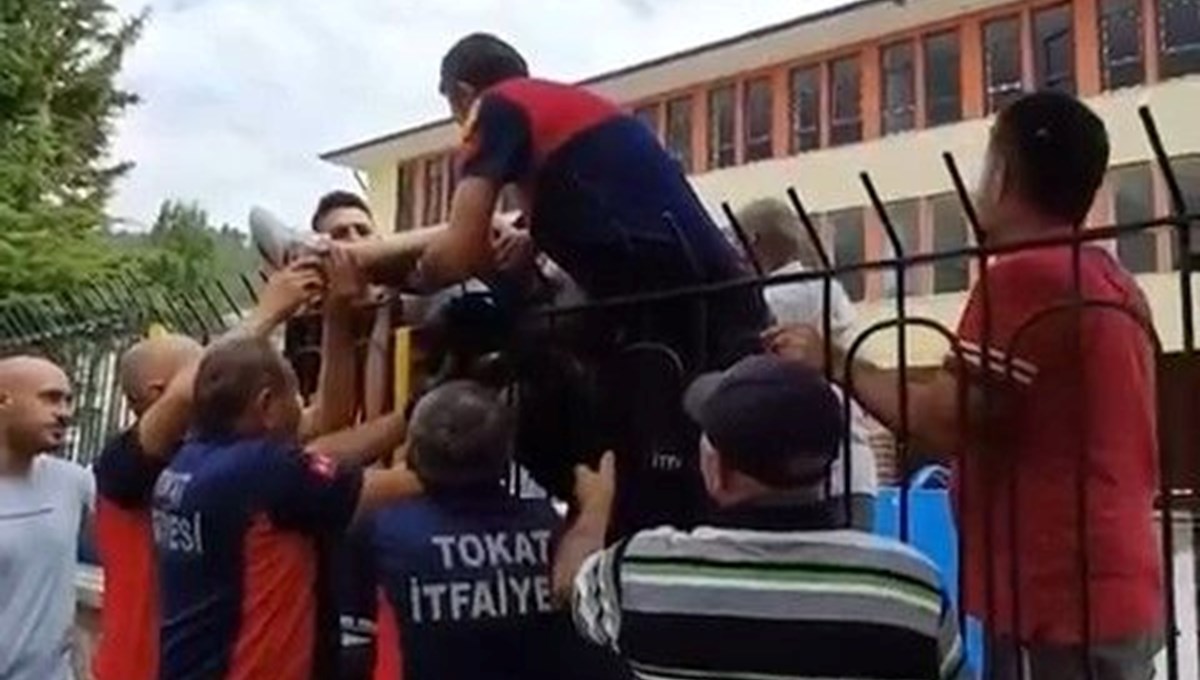 Demir korkuluk çocuğun bacağına saplandı Demir korkuluk çocuğun bacağına saplandı