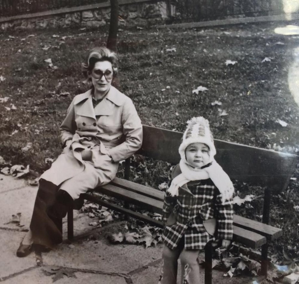 Su Burcu Yazgı Coşkun'dan nostaljik kare (Ünlülerin çocukluk ve gençlik halleri) - 533