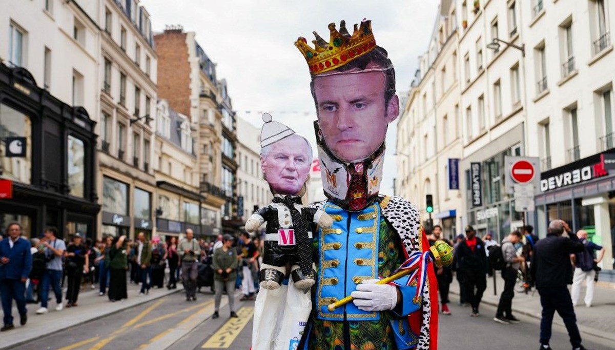 Macron'un yeni hükümet tercihleri Paris'te protesto edildi Macron'un yeni hükümet tercihleri Paris'te protesto edildi