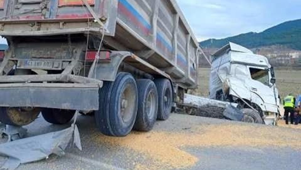 Sakarya'da mısır yüklü TIR devrildi: 1 yaralı