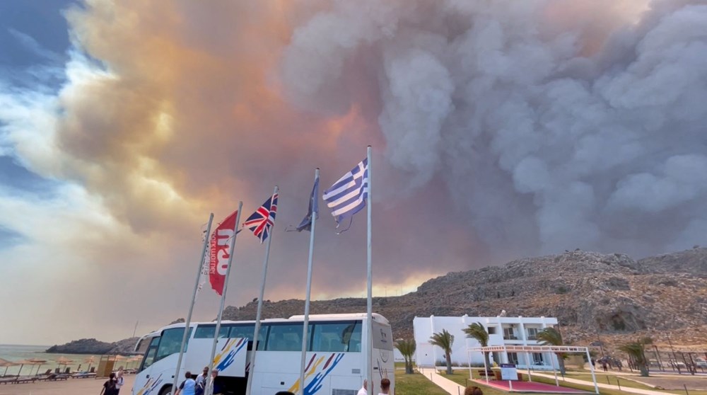 Yunanistan'ın turistik Rodos adasında orman yangını: 40 bin kişi tahliye edildi - 1