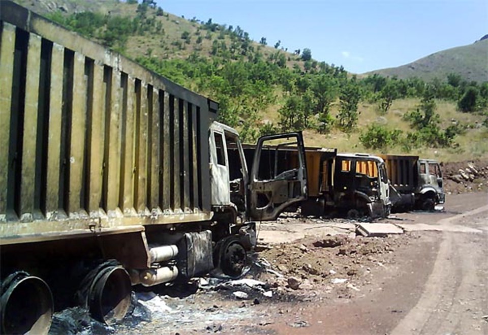 PKK'lılar Aktütün'e giden 4 kamyonu yaktı - 1