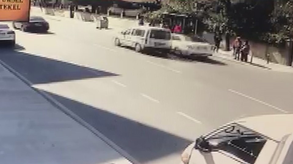 İstanbul Pendik'te bir araç otobüs durağına girdi - 1