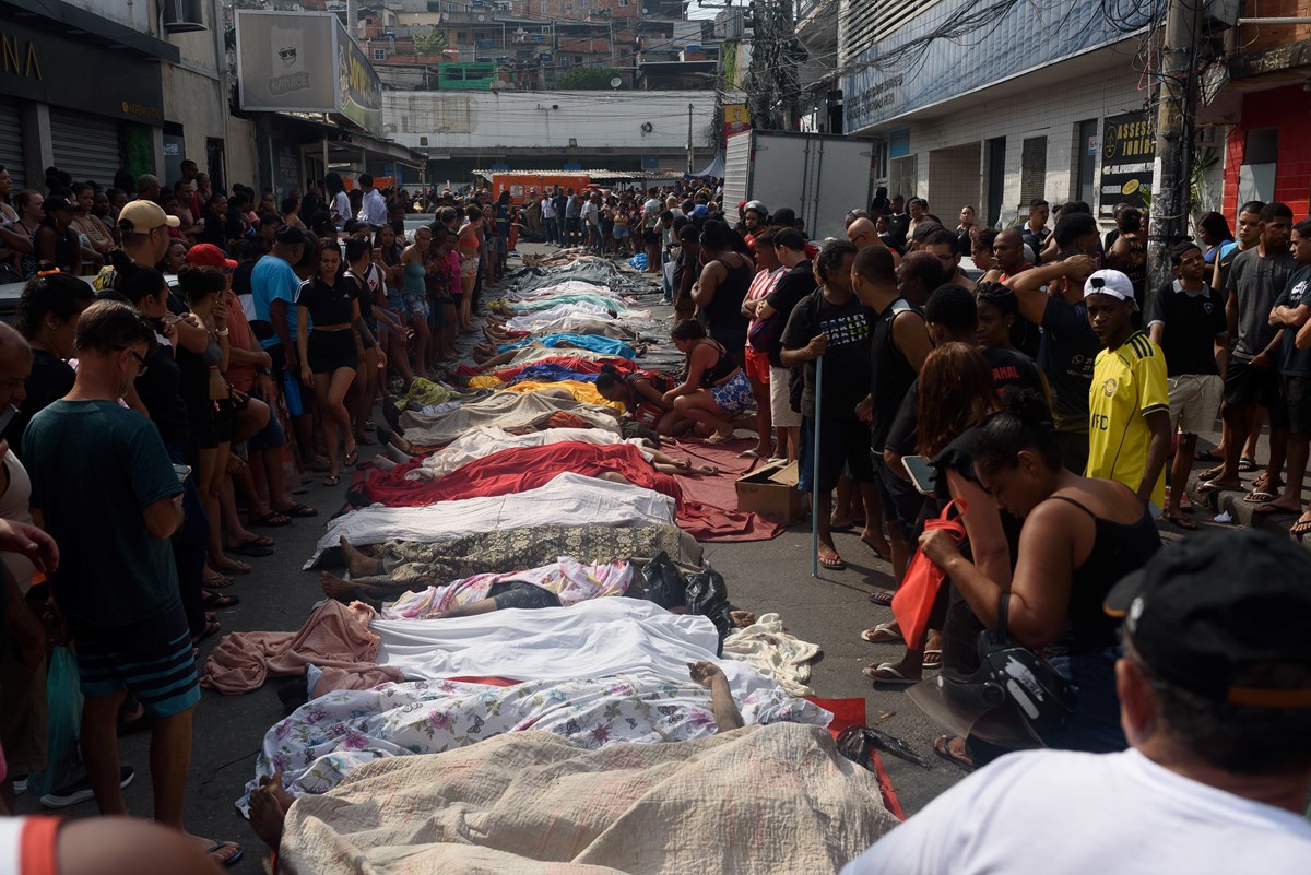 Operasyonda öldürülenlerin cenazeleri caddenin ortasında sıralandı.