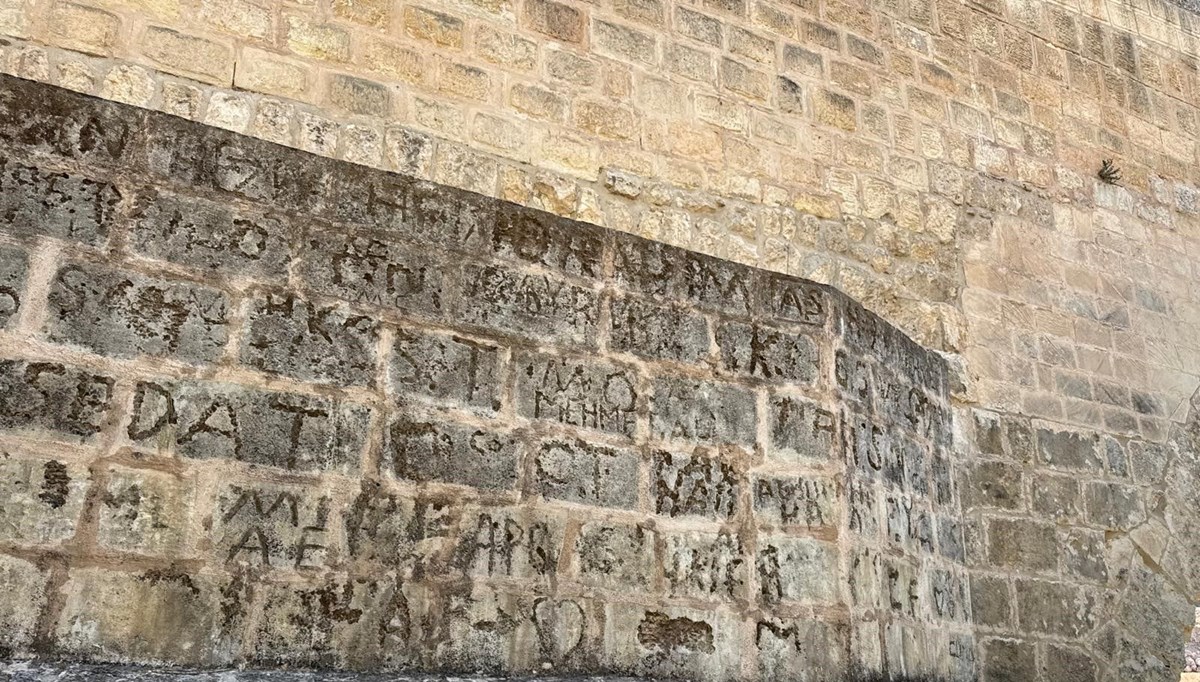 Tarih gözler önünde yok oluyor: Artuklular dönemindeki Haburman köprüsüne isimlerini kazdılar