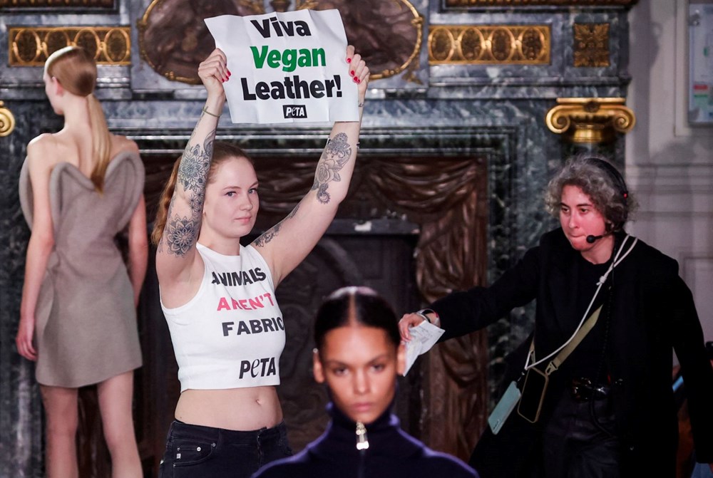 Koltuk değnekleriyle podyuma çıktı: Victoria Beckham'ın defilesinde protesto - 4