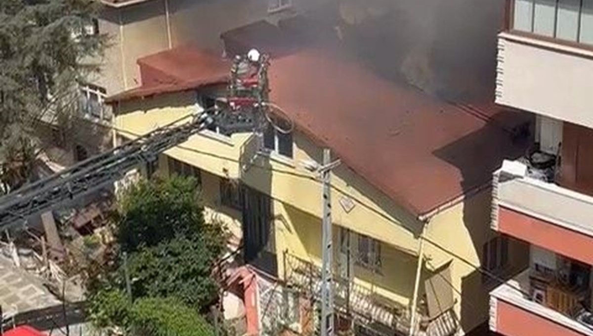 Ümraniye'de ev yangını: Mahsur kalanlar halatla kurtarıldı Ümraniye'de ev yangını: Mahsur kalanlar halatla kurtarıldı