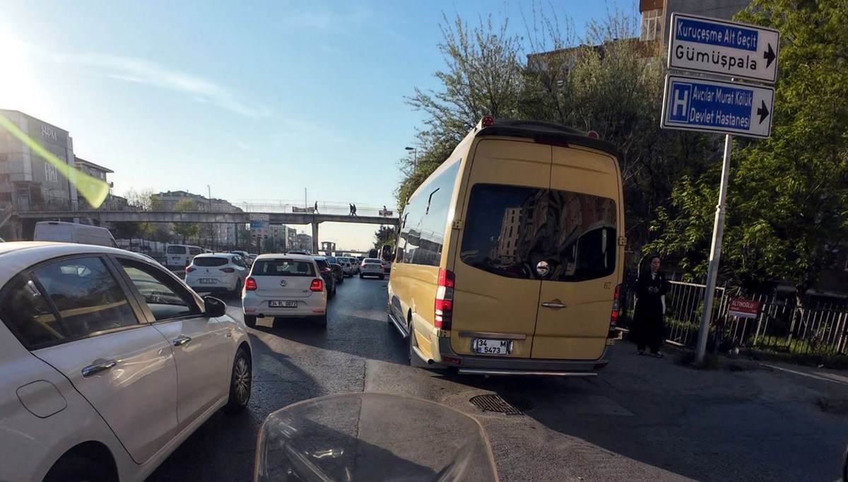 Yayaların canını tehlikeye attı: İstanbul’da minibüs kaldırımdan gitti