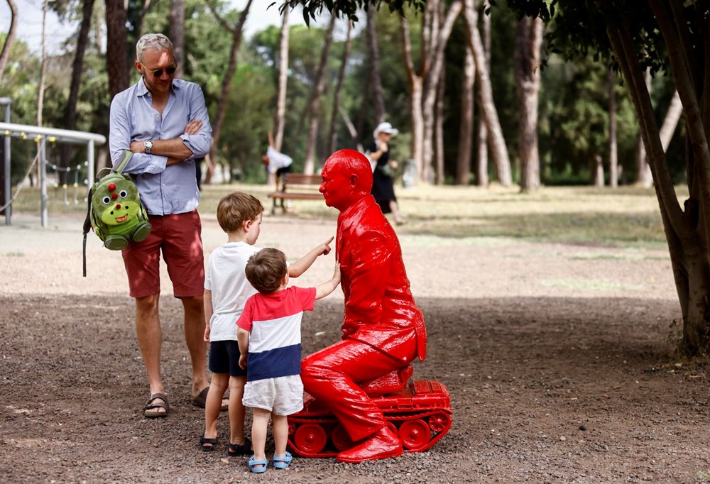 Putin'in heykeli Roma'da çocuk parkına konuldu - 2