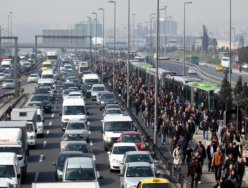 Metrobüs seferlerini durduran bomba paniği - 1