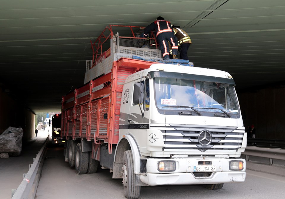 İstanbul Ataşehir'de kamyon alt geçitte sıkıştı - 1