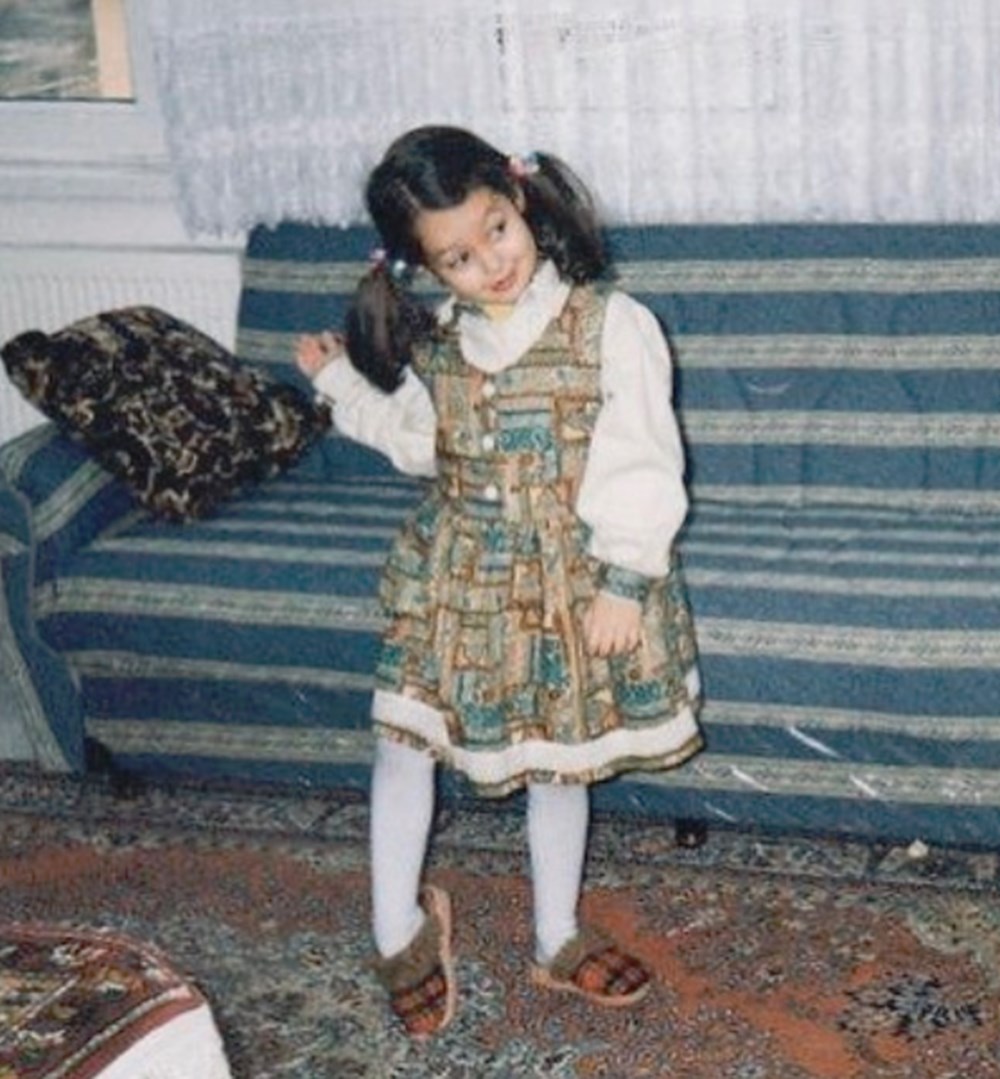 Nilgün Belgün takipçilerini geçmişe götürdü: Bu fotoğraf Marmaris'te çekildi (Ünlülerin çocukluk ve gençlik halleri) - 393