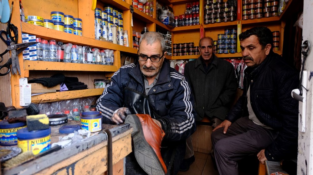 Bedensel engelli baba, ayakkabı boyacılığı yaparak 7 çocuğunu büyüttü - 3