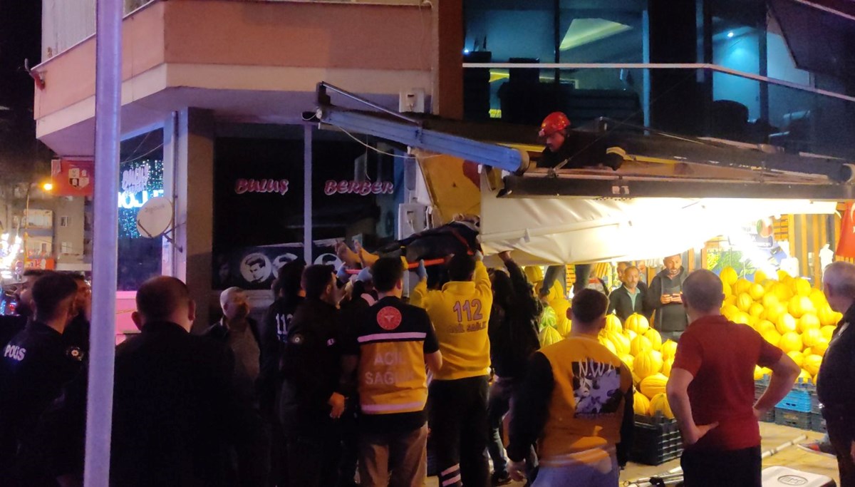 Evinin balkonundan girişteki manavın brandasına düştü Evinin balkonundan girişteki manavın brandasına düştü