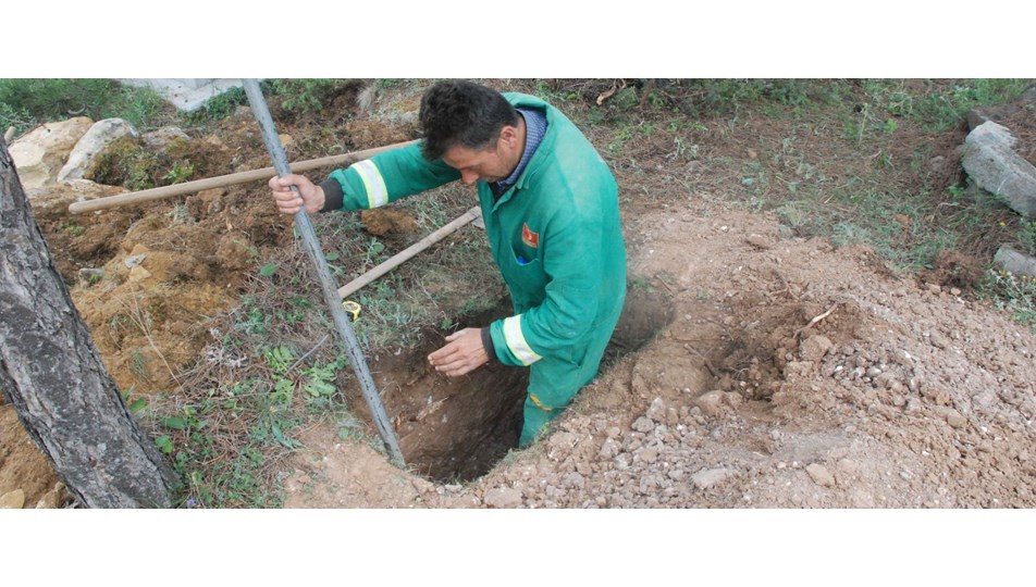 Vahşice öldürülen 5 kişi, bebek mezarı büyüklüğündeki bir Vahşice öldürülen 5 kişi, bebek mezarı büyüklüğündeki bir