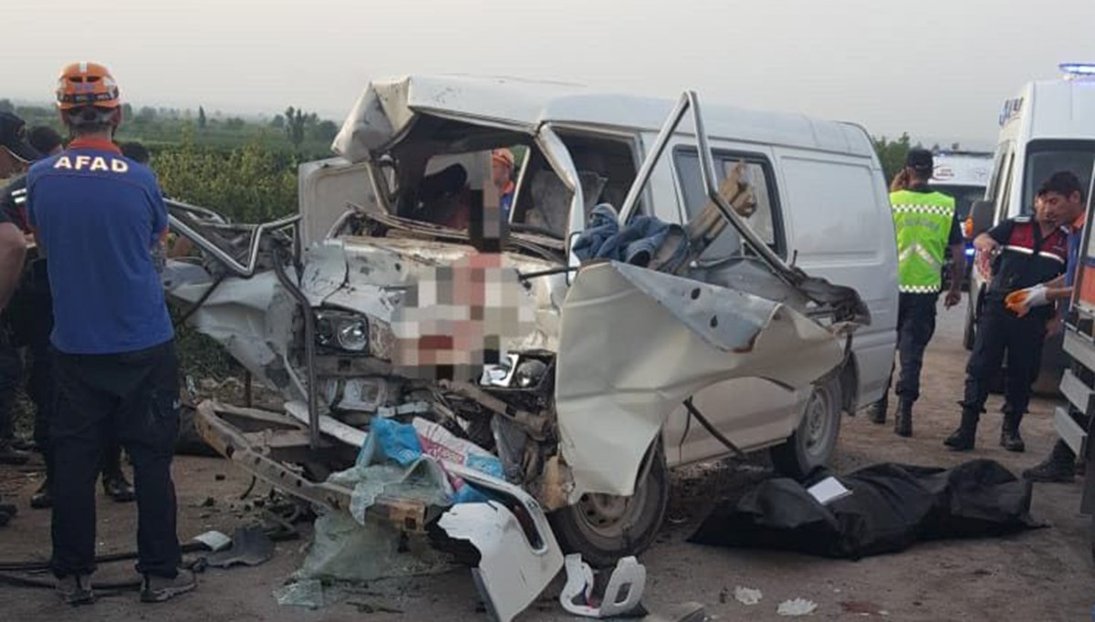 Adana'da minibüs ile belediye otobüsü çarpıştı: 3 ölü, 10 yaralı Adana'da minibüs ile belediye otobüsü çarpıştı: 3 ölü, 10 yaralı