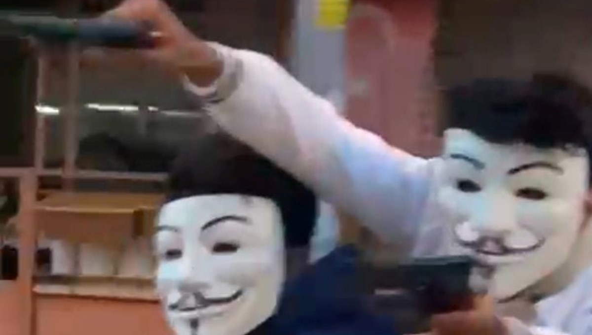 Motosikletli maskeli şahıslar oyuncak tabancayla çevredekilere korku saçtı Motosikletli maskeli şahıslar oyuncak tabancayla çevredekilere korku saçtı