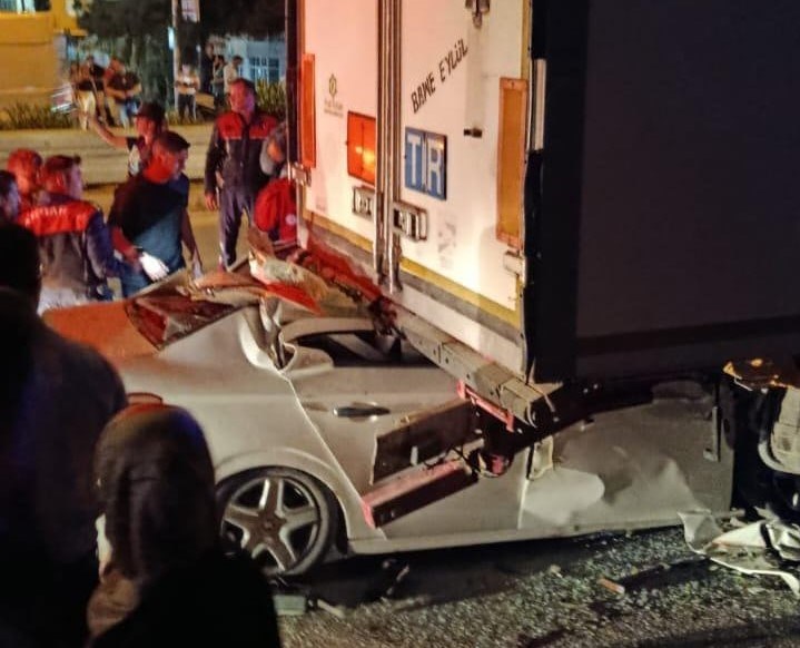 Kaza yapan araç dorsenin altına girdi