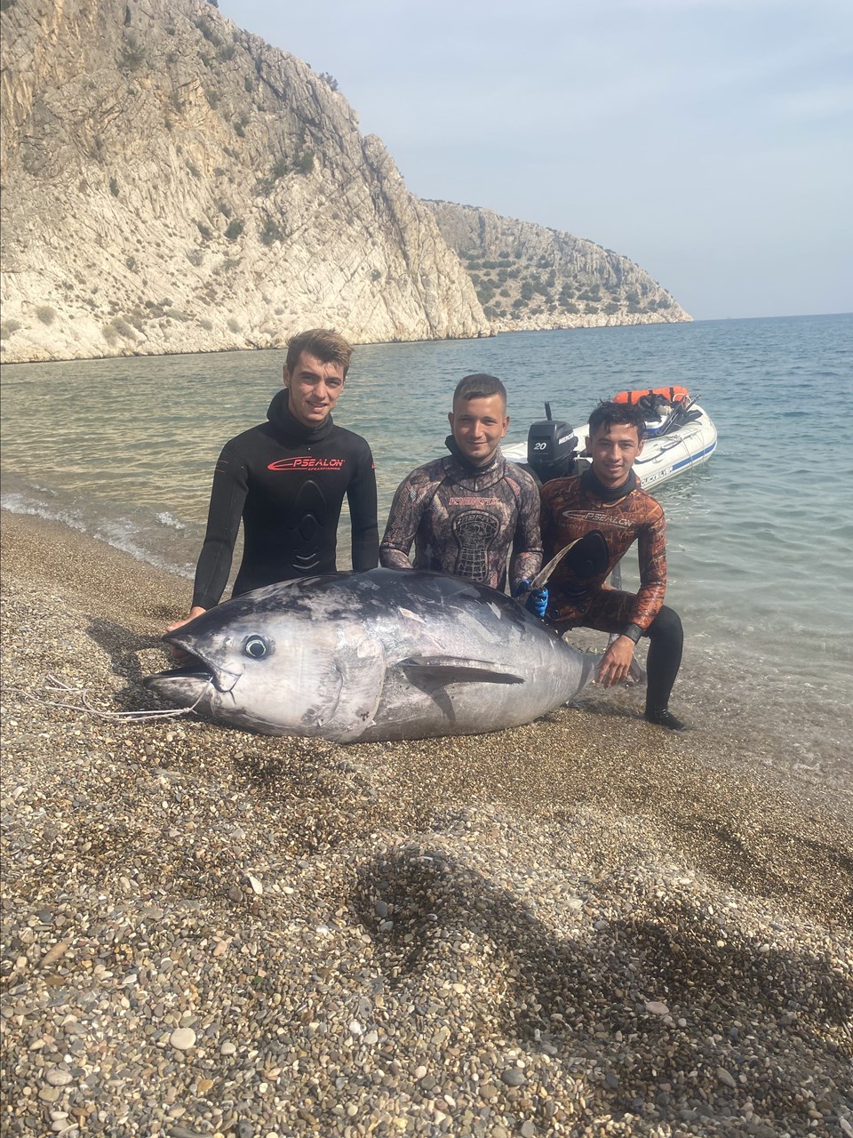 Zıpkınla 150 kiloluk balık avladılar - 1