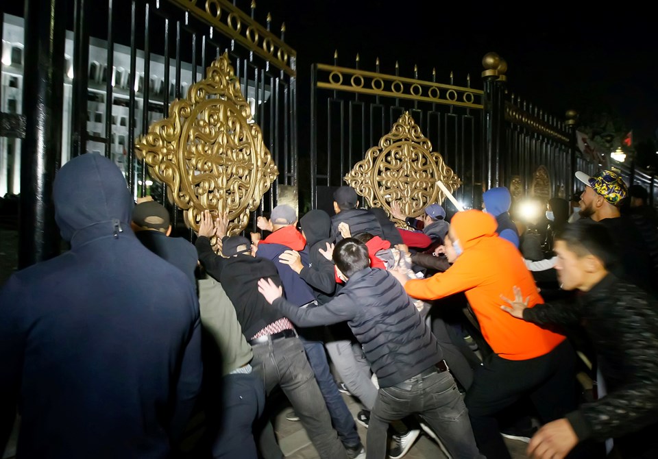 Kırgızistan'da protestocular Cumhurbaşkanlığı Sarayı'nı işgal etti - 1
