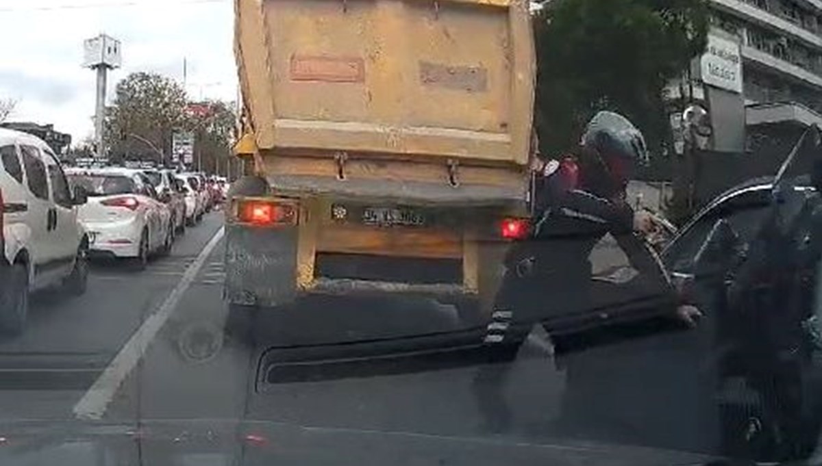 Esenyurt’ta hareketli anlar: Polis silah çekerek durdurdu Esenyurt’ta hareketli anlar: Polis silah çekerek durdurdu