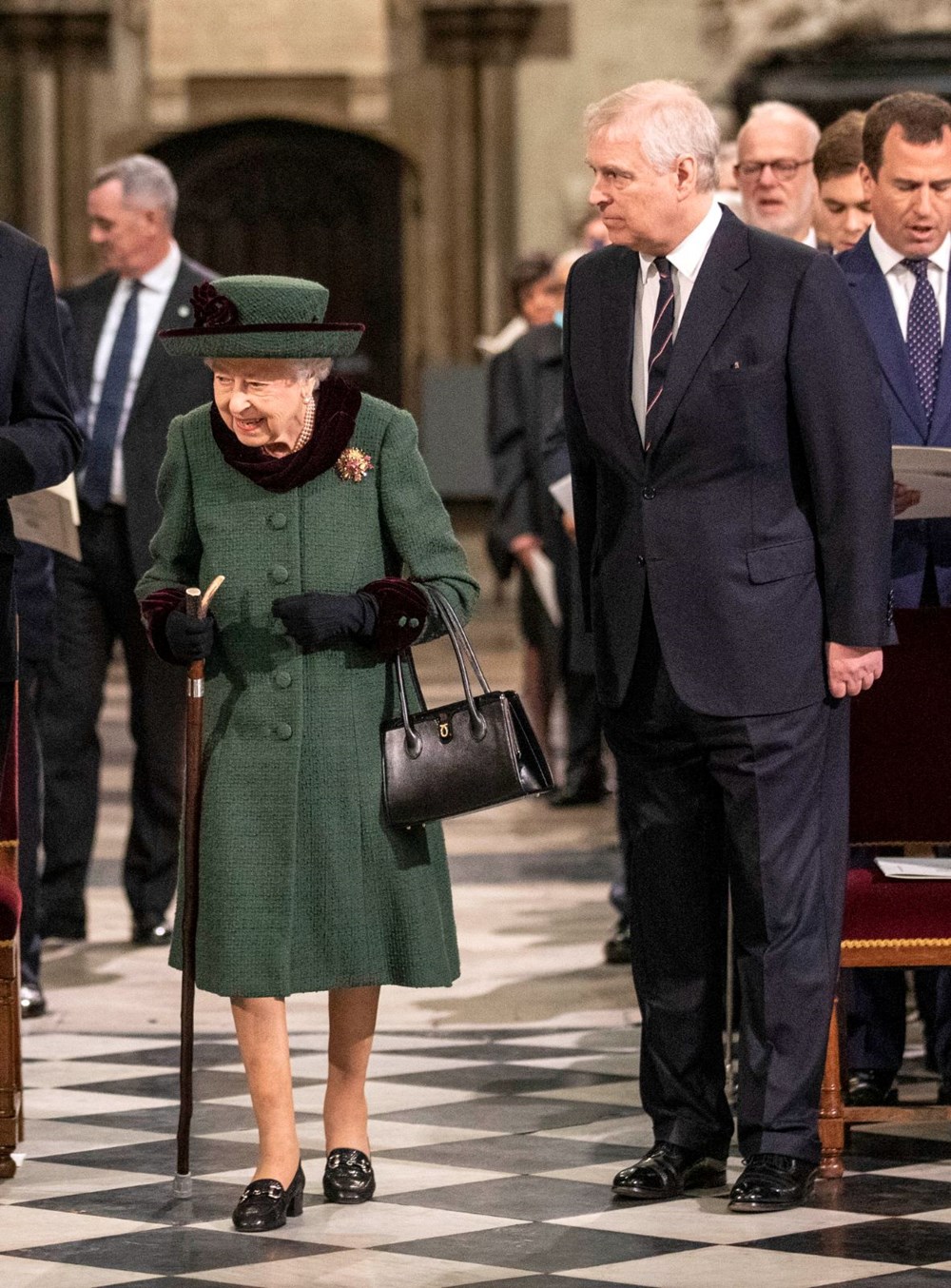 96 yaşına giren Kraliçe Elizabeth bastonu attı - 7