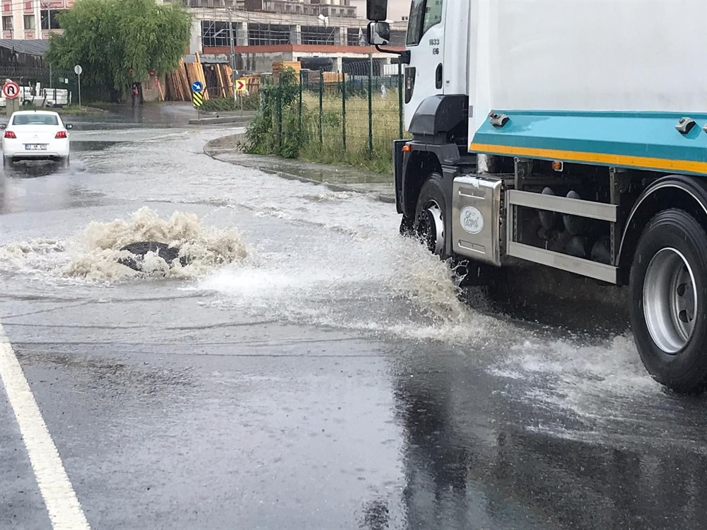 İstanbul'da şiddetli yağış: Yollar göle döndü, boğaza çamurlu su aktı - 19