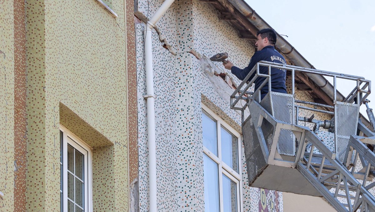 Sındırgı'da enkaz kaldırma çalışmaları