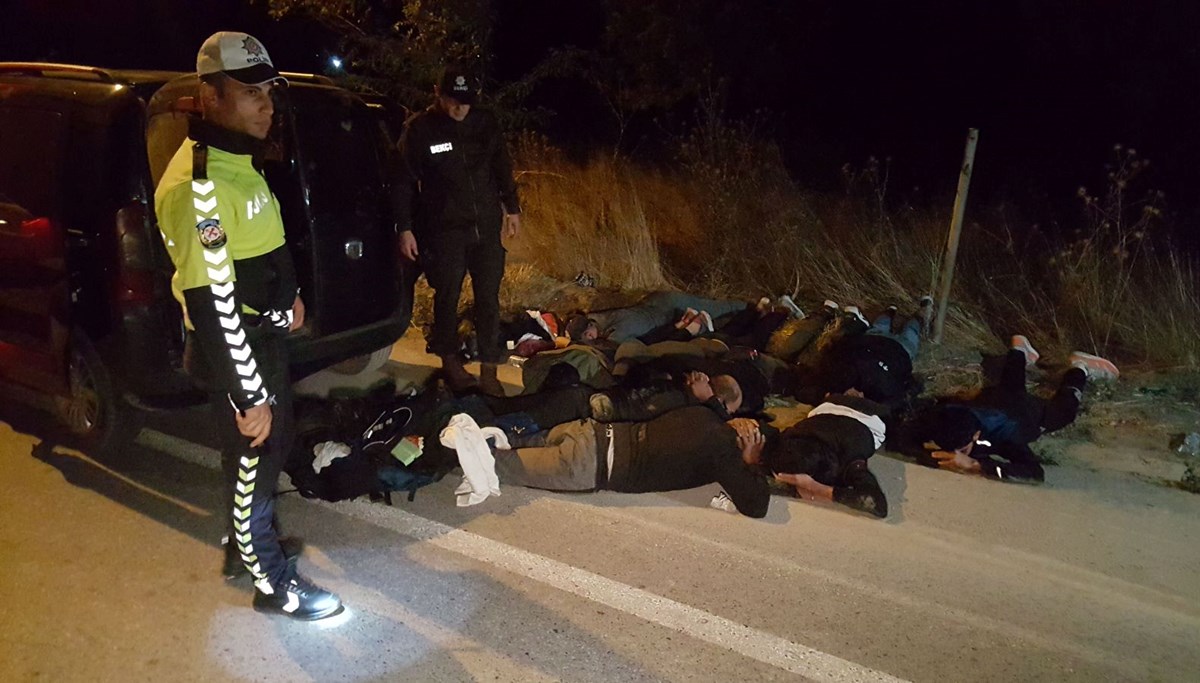 Dur ihtarına uymayan araçlardan biri cami bahçesine uçtu, diğerinde 9 göçmen yakalandı Dur ihtarına uymayan araçlardan biri cami bahçesine uçtu, diğerinde 9 göçmen yakalandı