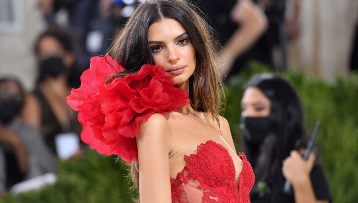 Emily Ratajkowski'nin kitabı en çok satanlar listesine girdi