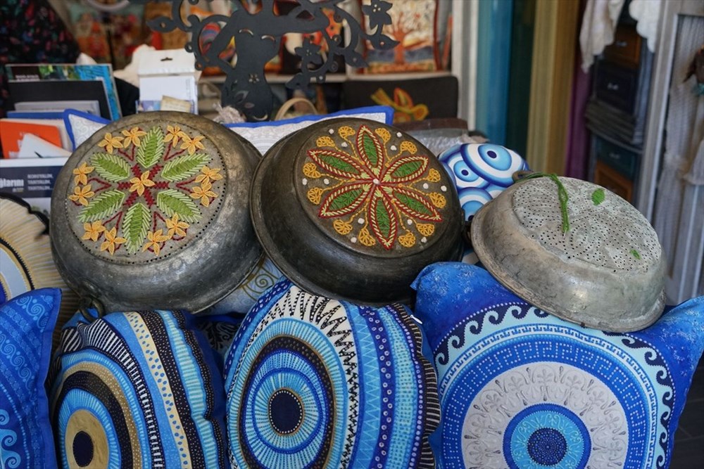 Eski bakır süzgeçleri motiflerle işleyip sanat eserine dönüştürüyor - 4