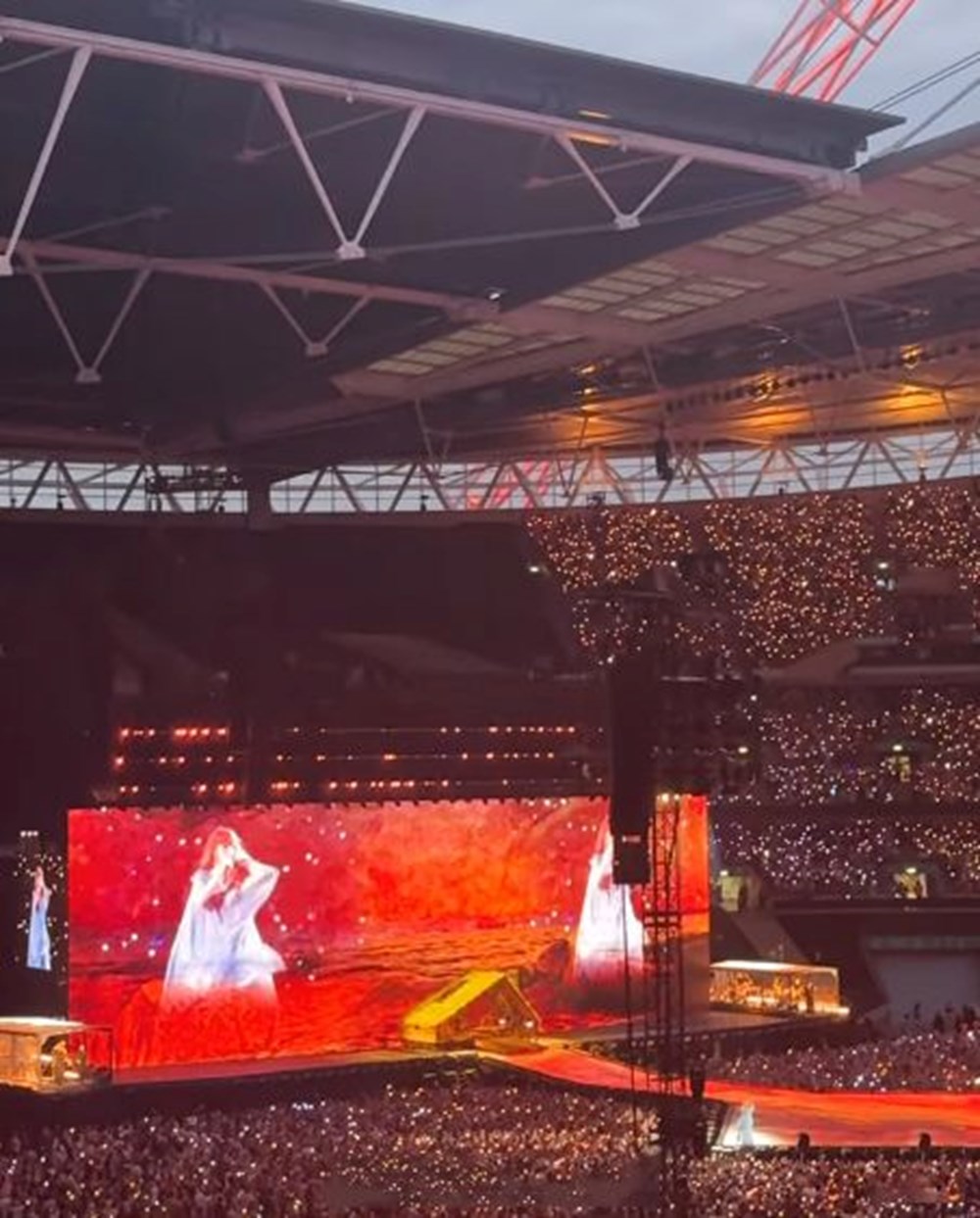 Berfu Yenenler'in Taylor Swift mutluluğu: Lisedeki halim bu konserde ağlardı - 6