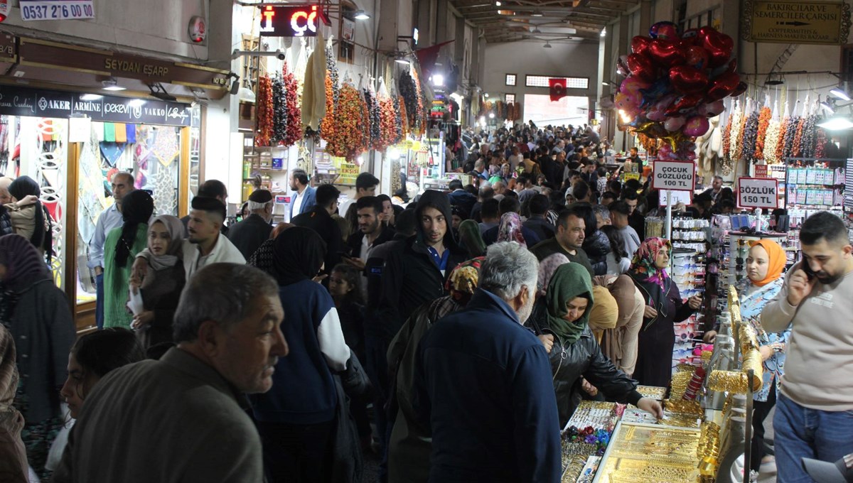 500 yıllık tarihi çarşıda Ramazan Bayramı yoğunluğu