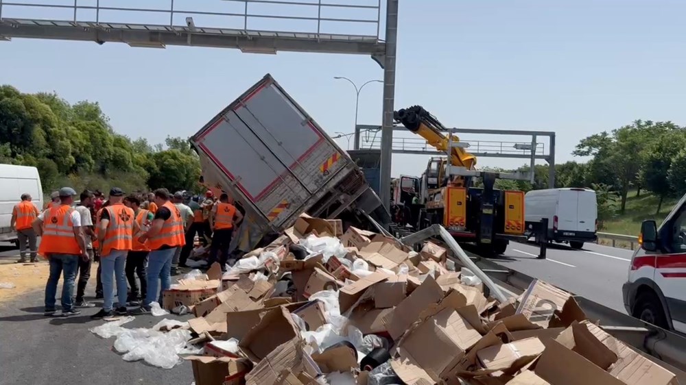 TEM’de iki kamyonun
karıştığı feci kaza: Yaralılar var, trafik durma noktasında - 7
