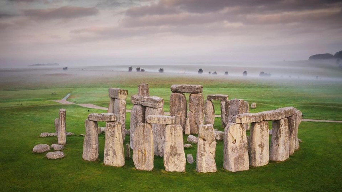 İngiltere'de yer alan Stonehenge anıtı dünyanın en ünlü megalitlerinden biri. Yapı, her biri yaklaşık 4 m yüksekliğinde ve  2m genişliğinde  dikili taş halkasından oluşuyor ve  Neolitik ve Tunç Çağı'ndaki toplumsal yaşama ışık tutuyor. 