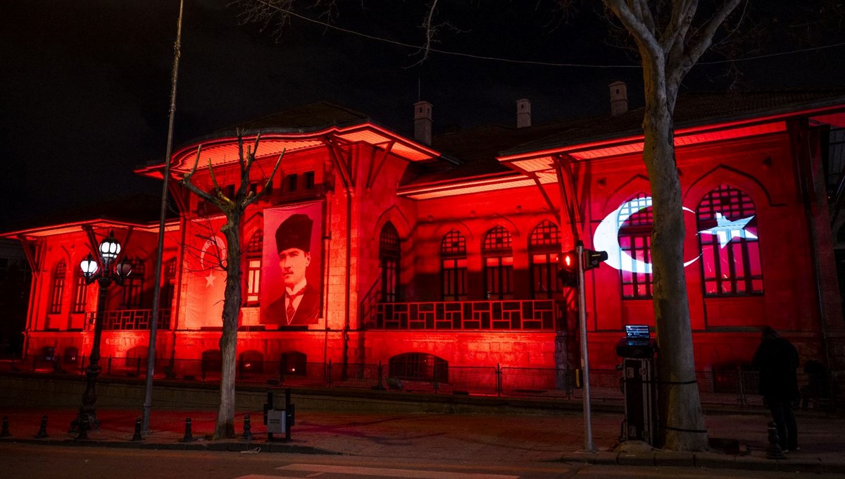 Birinci Meclis Binası ve Atatürk Cumhuriyet Kulesi Türk bayrağı renklerine büründü Birinci Meclis Binası ve Atatürk Cumhuriyet Kulesi Türk bayrağı renklerine büründü