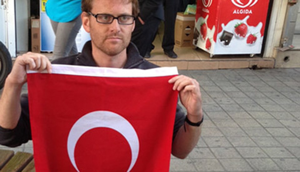 Rum kesiminde Türk bayrağı açan Fransız eylemci KKTC basınına konuştu. 