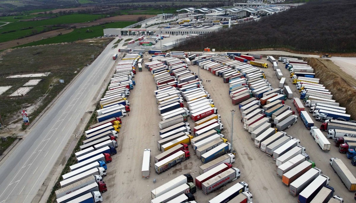 24 kilometre TIR kuyruğu: Schengen sonrası eziyet! 24 kilometre TIR kuyruğu: Schengen sonrası eziyet!