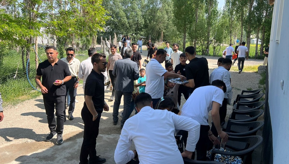 70 yıllık bayramlaşma geleneği: Her haneyi ziyaret ediyorlar