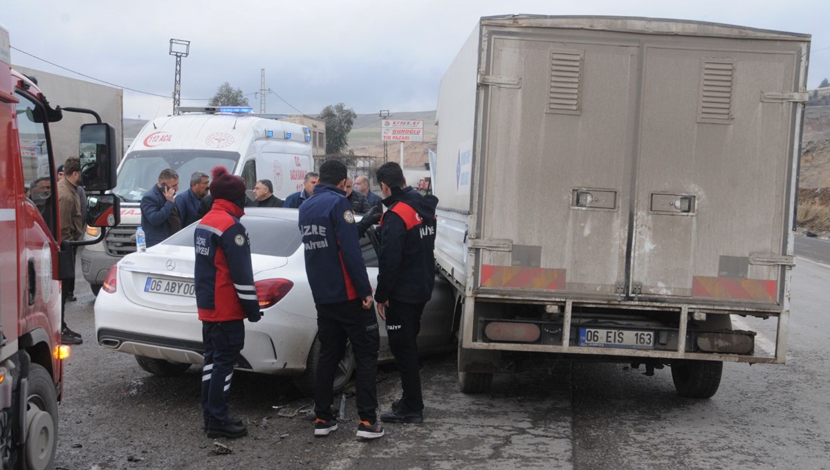 Otomobil ile kamyonet çarpıştı: 5 kişi yaralandı