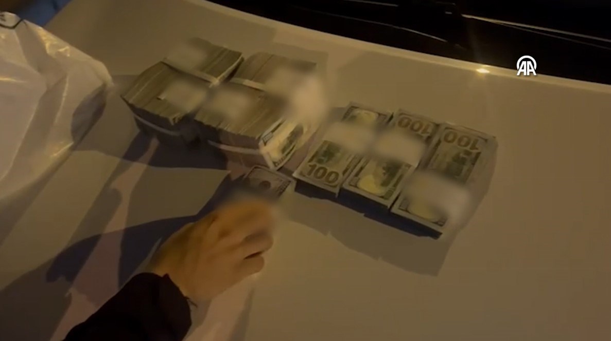 Tuzağa düşürülen vatandaşın dolandırılan parası, polis tarafından kurtarıldı.