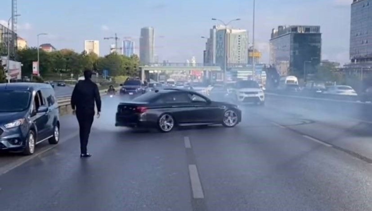 Düğün konvoyundaki araçlar otobanda yol kesip drift attı