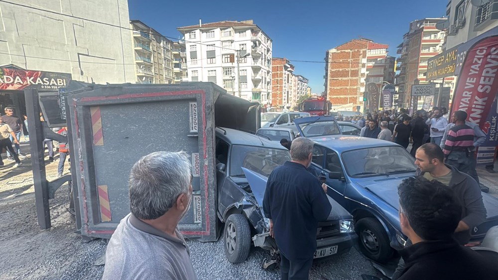 Malatya'da freni arızalanan kamyon 15 araca çarptı: Yaralılar var - 3
