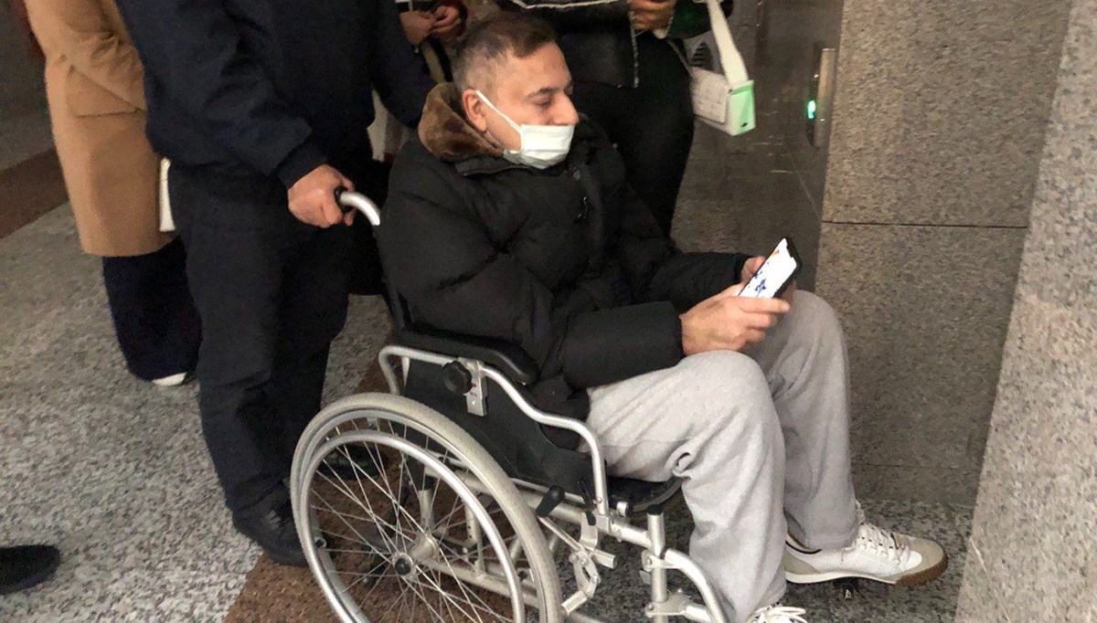 Mehmet Ali Erbil tekerlekli sandalye ile adliyeye geldi