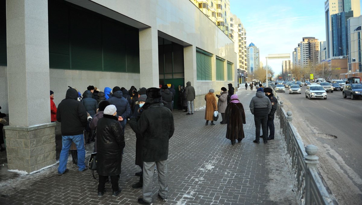 Kazakistan'ın başkenti Nur Sultan'da hayat OHAL şartları altında devam ediyor